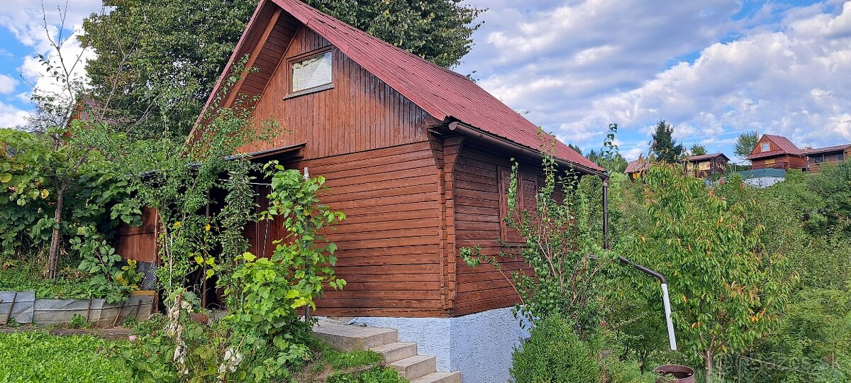 Záhradná chatka s ovocným sadom