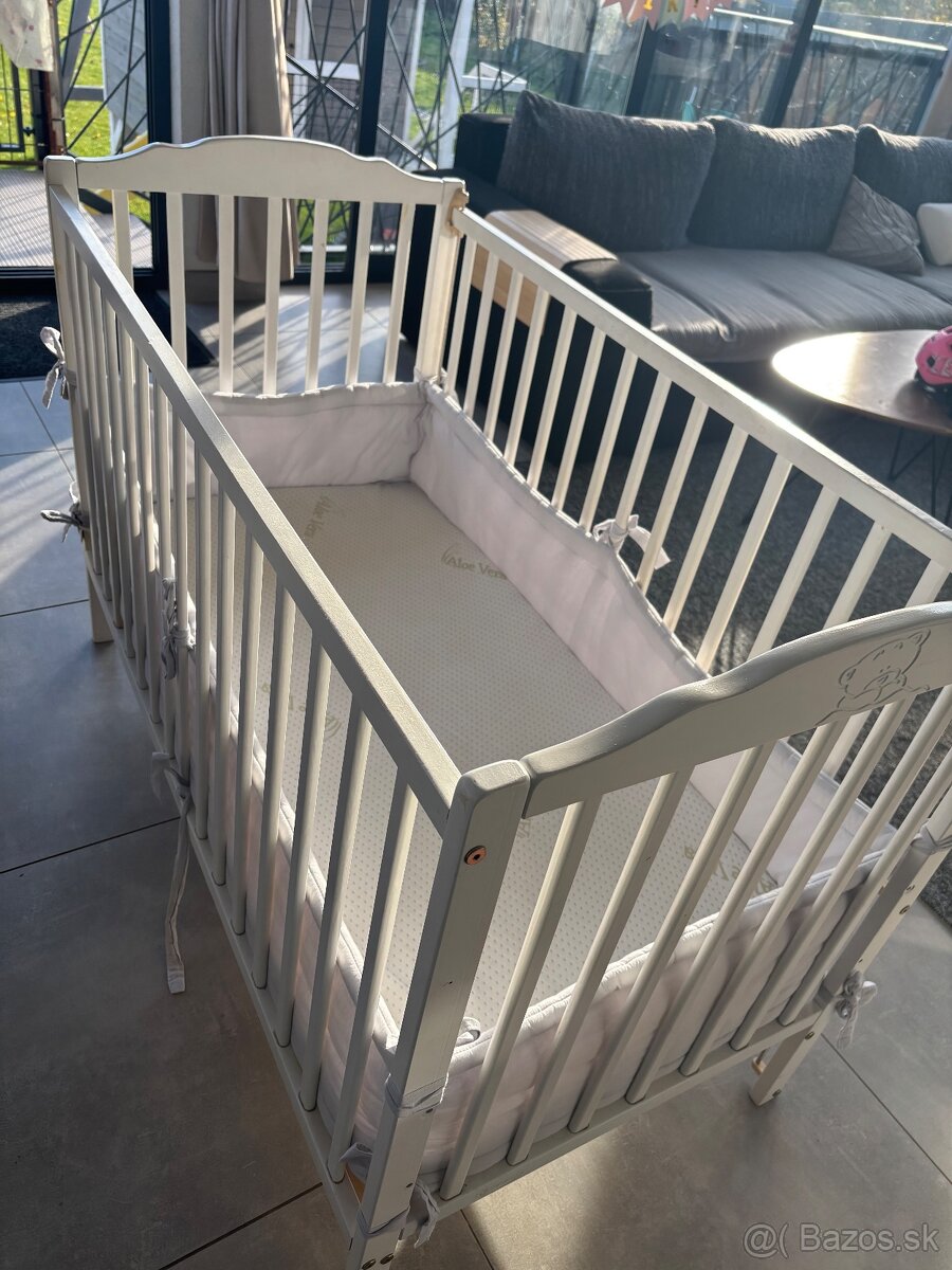 Detska postielka s matracom a mantinelom