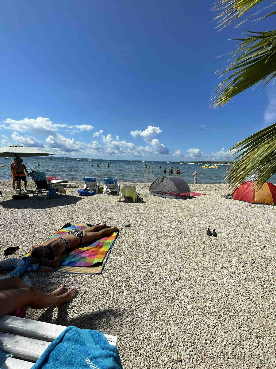 CHORVÁTSKO, apartmán, ubytovanie pri pláži s pieskom v mori