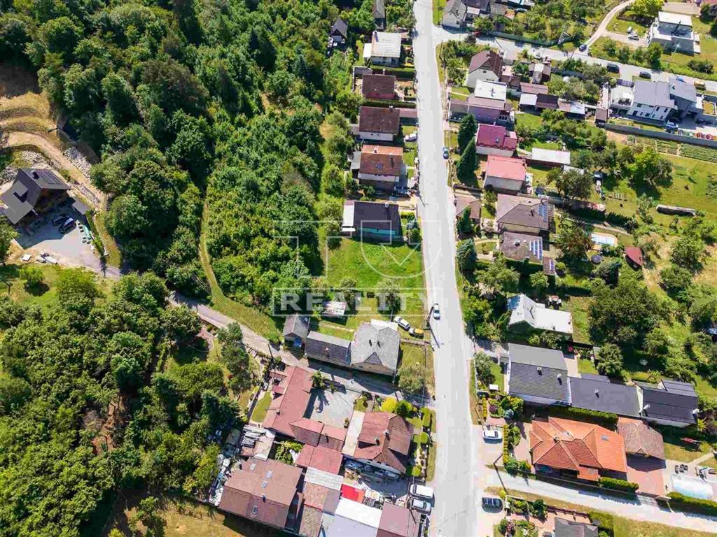 REZERVOVANÉ stavebný pozemok – Beluša, Slatinská ulica