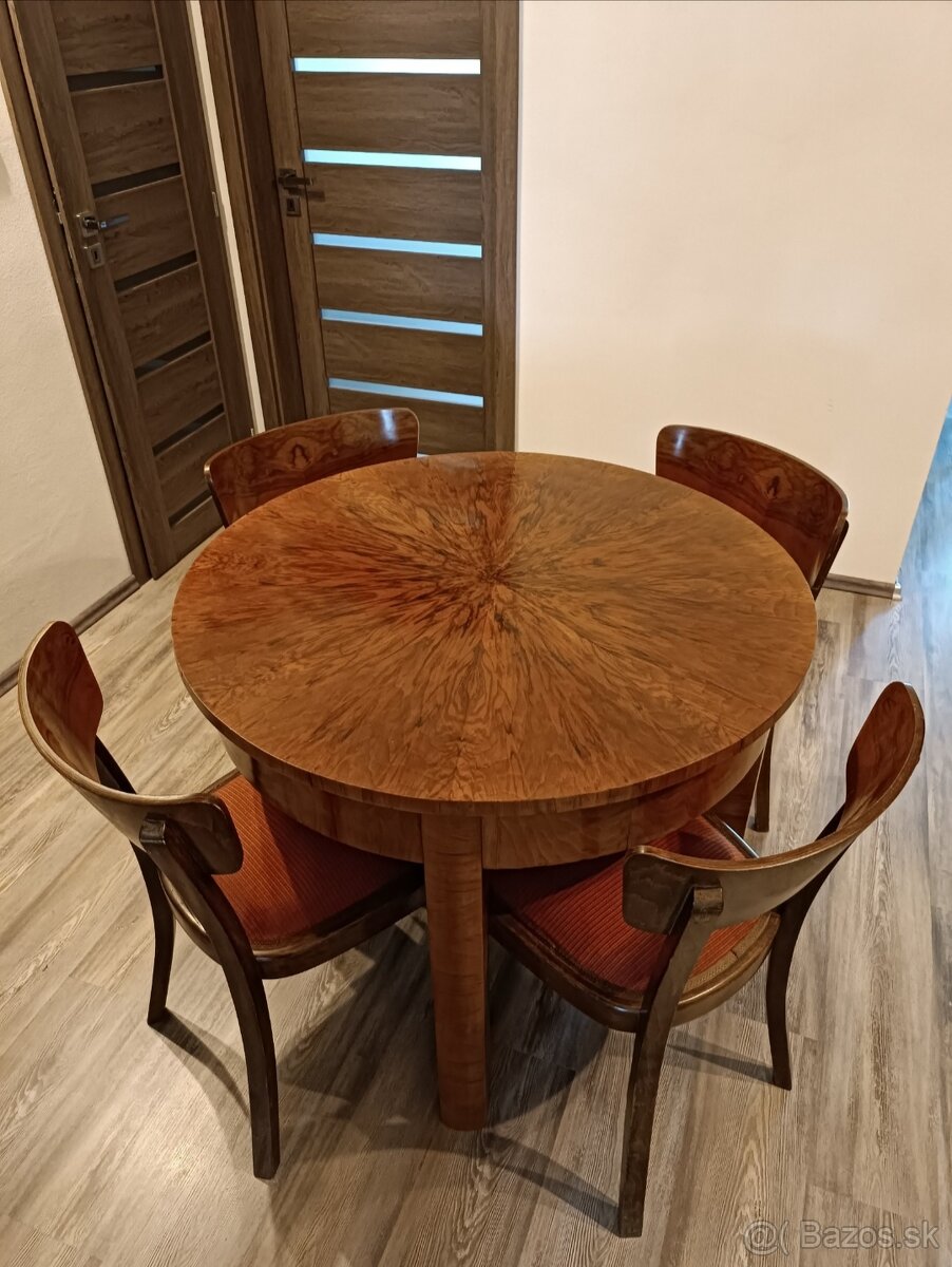Starožitny stôl so stoličkami
