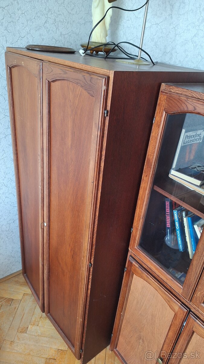 Vesiakova skriňa z čerešňového dreva