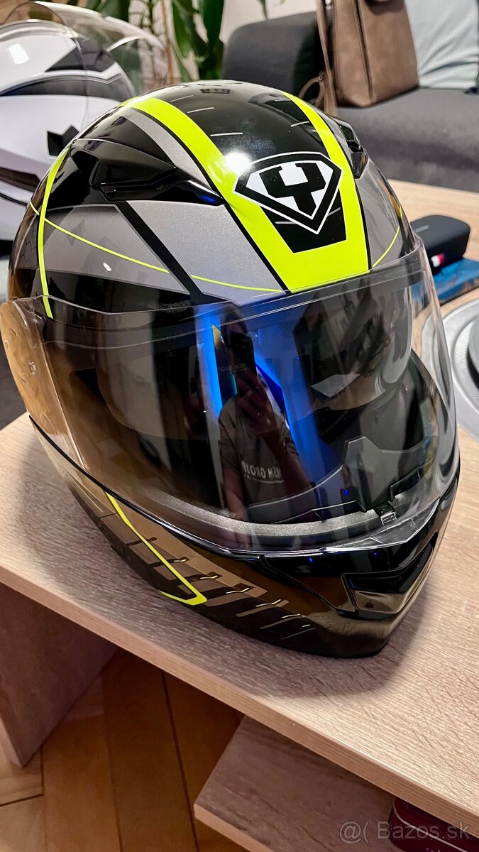 Výklopná moto prilba