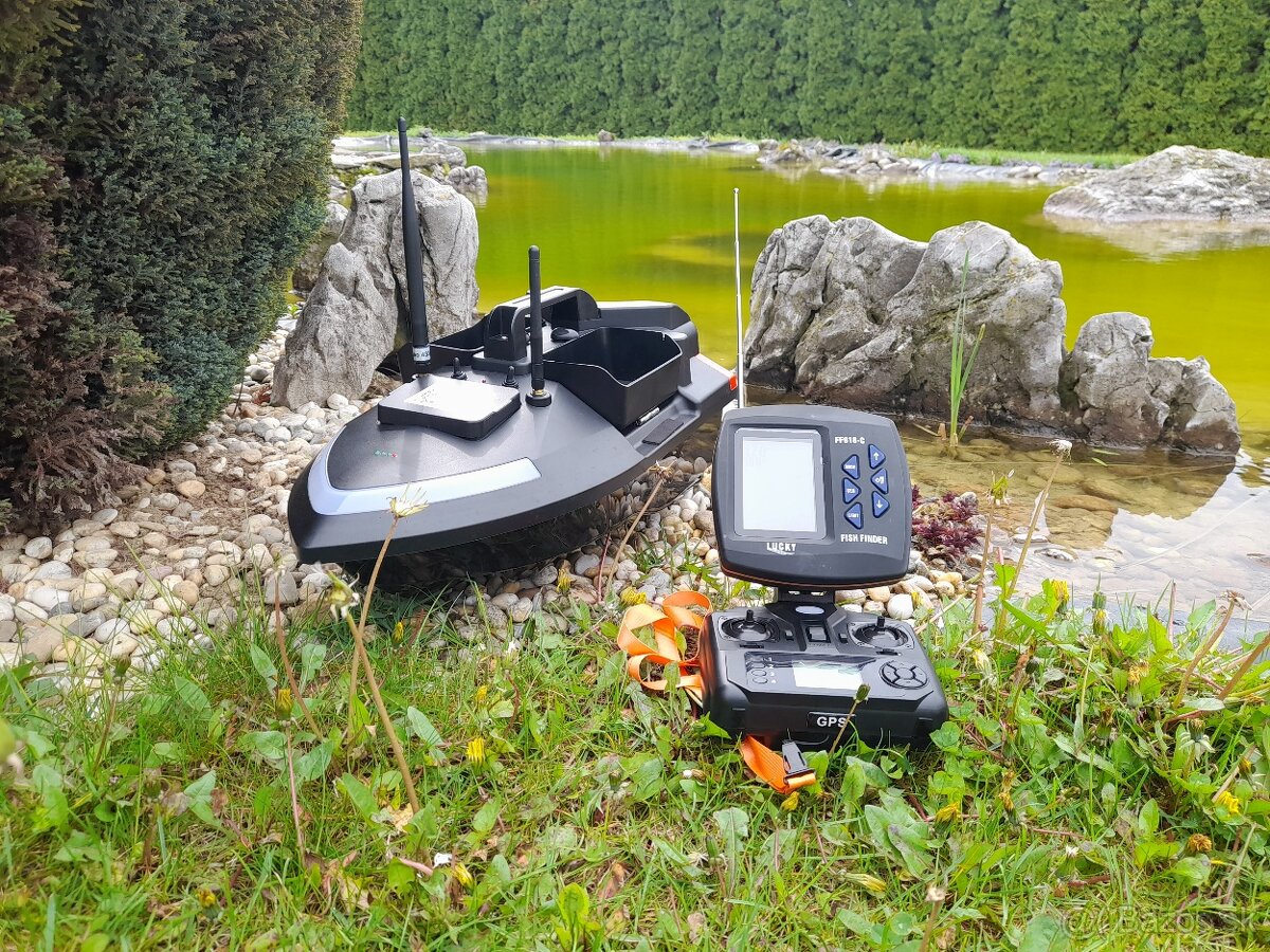 Zavažacia zakrmovacia lodka s GPS a farebným sonarom .
