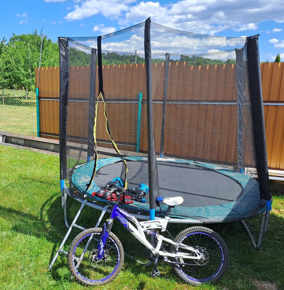 Trampolina, bicykel, korcule