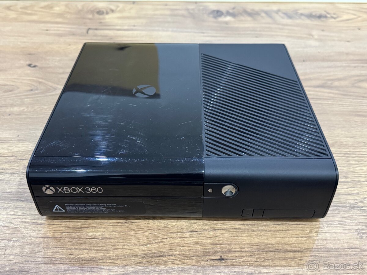 Samostatná herná konzola XBOX 360E 4GB na diely / opravu