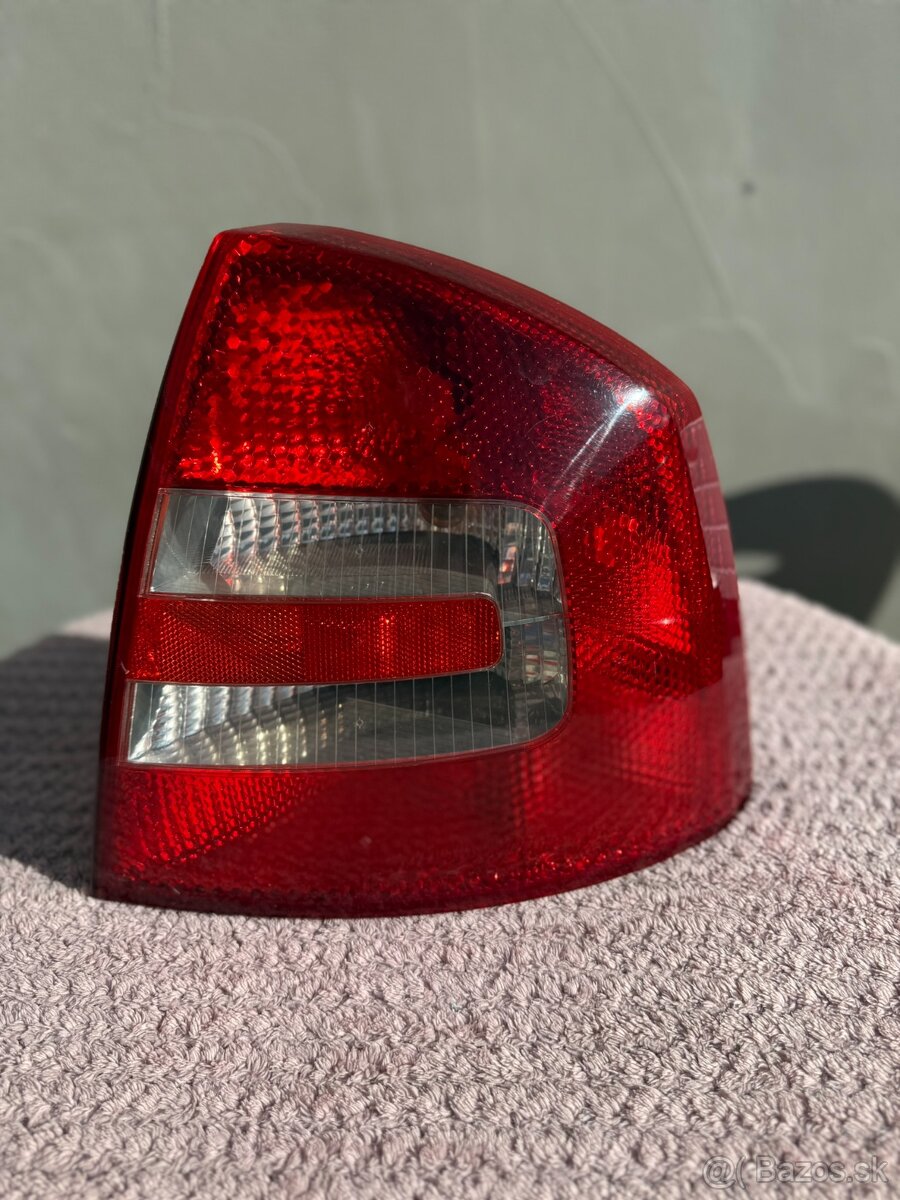Predám pravé zadné svetlo Škoda Octavia 2 Liftback