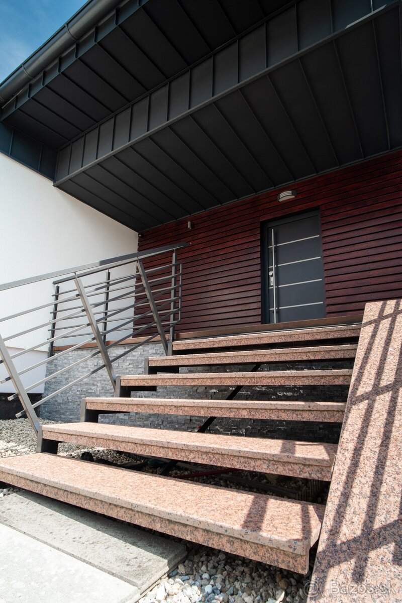 Nadštandardný dom s veľkým pozemkom - Pereš - Predaj