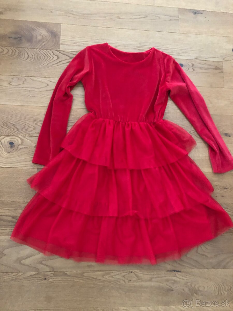 Červené šaty ideálne na vianočné fotenie