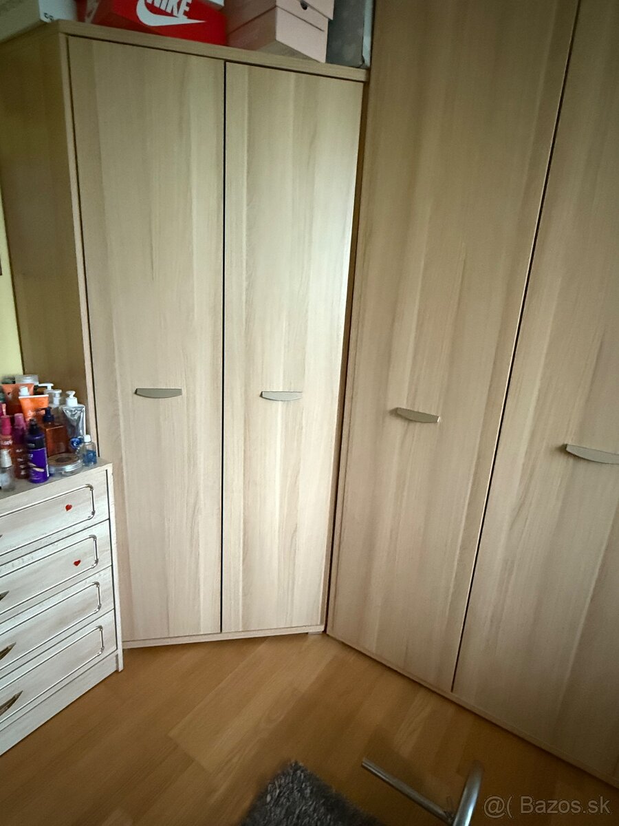 Predám tieto vysoké skrine