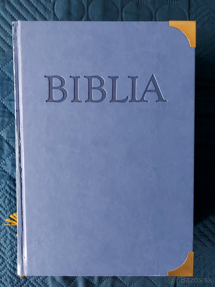 Biblia s kovovými rožkami