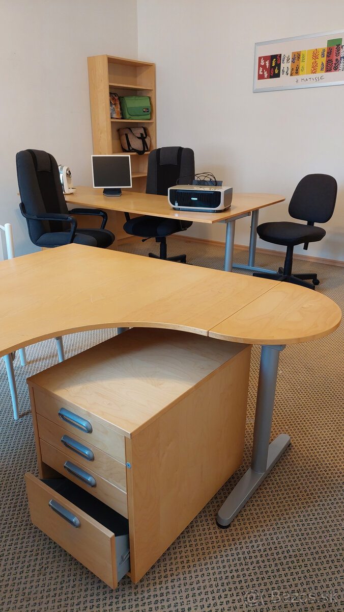 Kvalitný veľký rohový kancelársky stôl s veľkou komodou