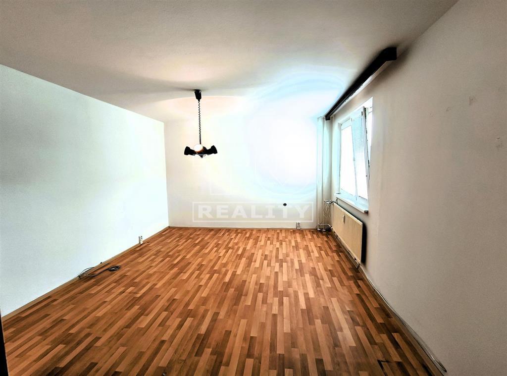 Prenájom, 3 izbový byt s lódžiou, 2. poschodie,...