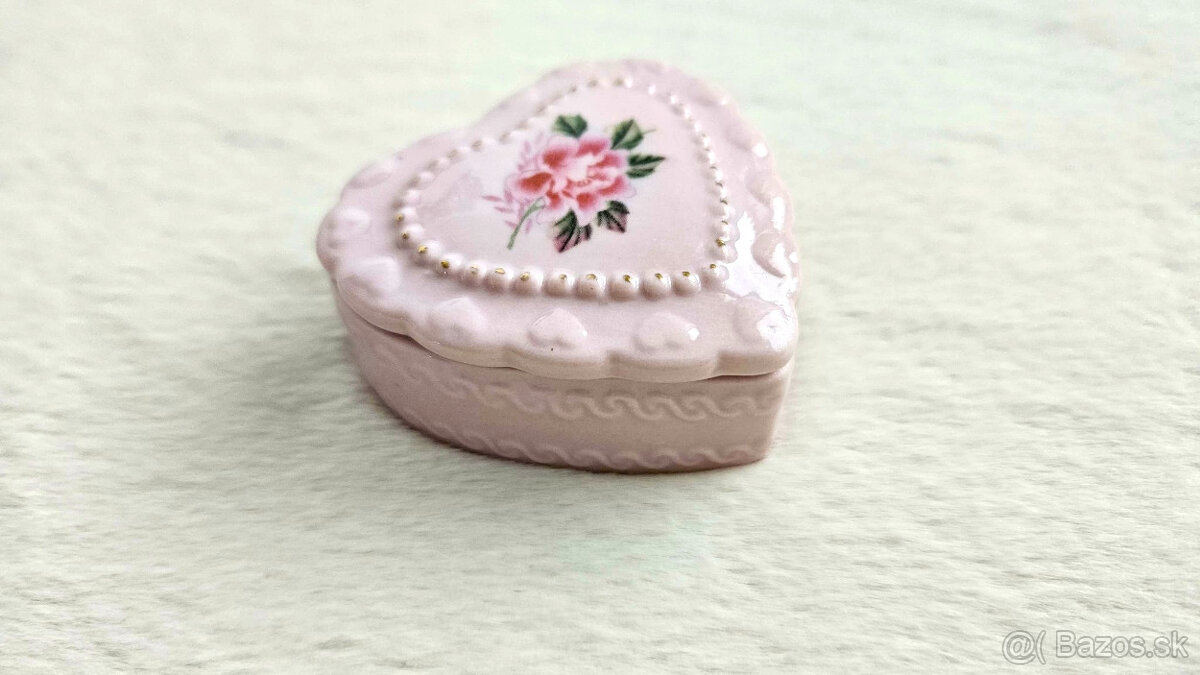 Malá porcelánová krabička v tvare srdca