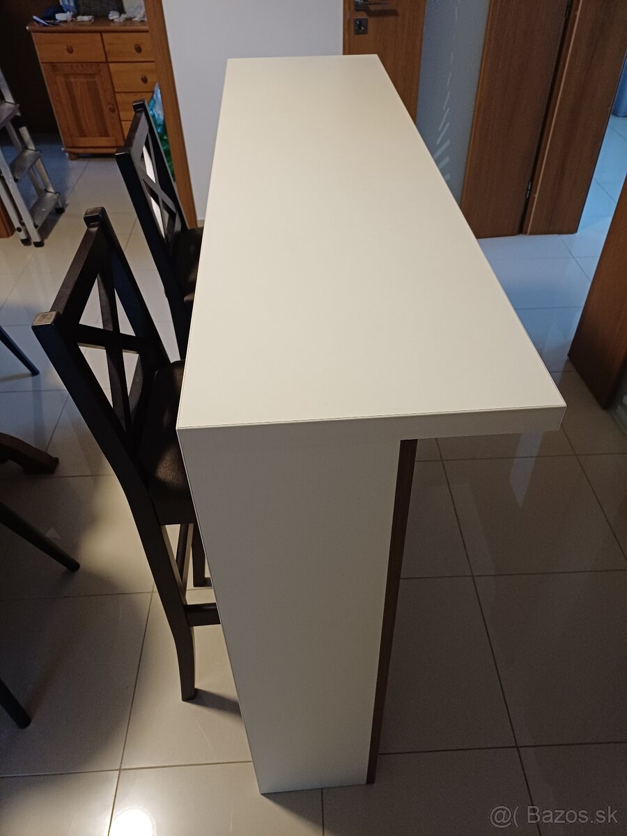 Barove stolicky s barovym pultom