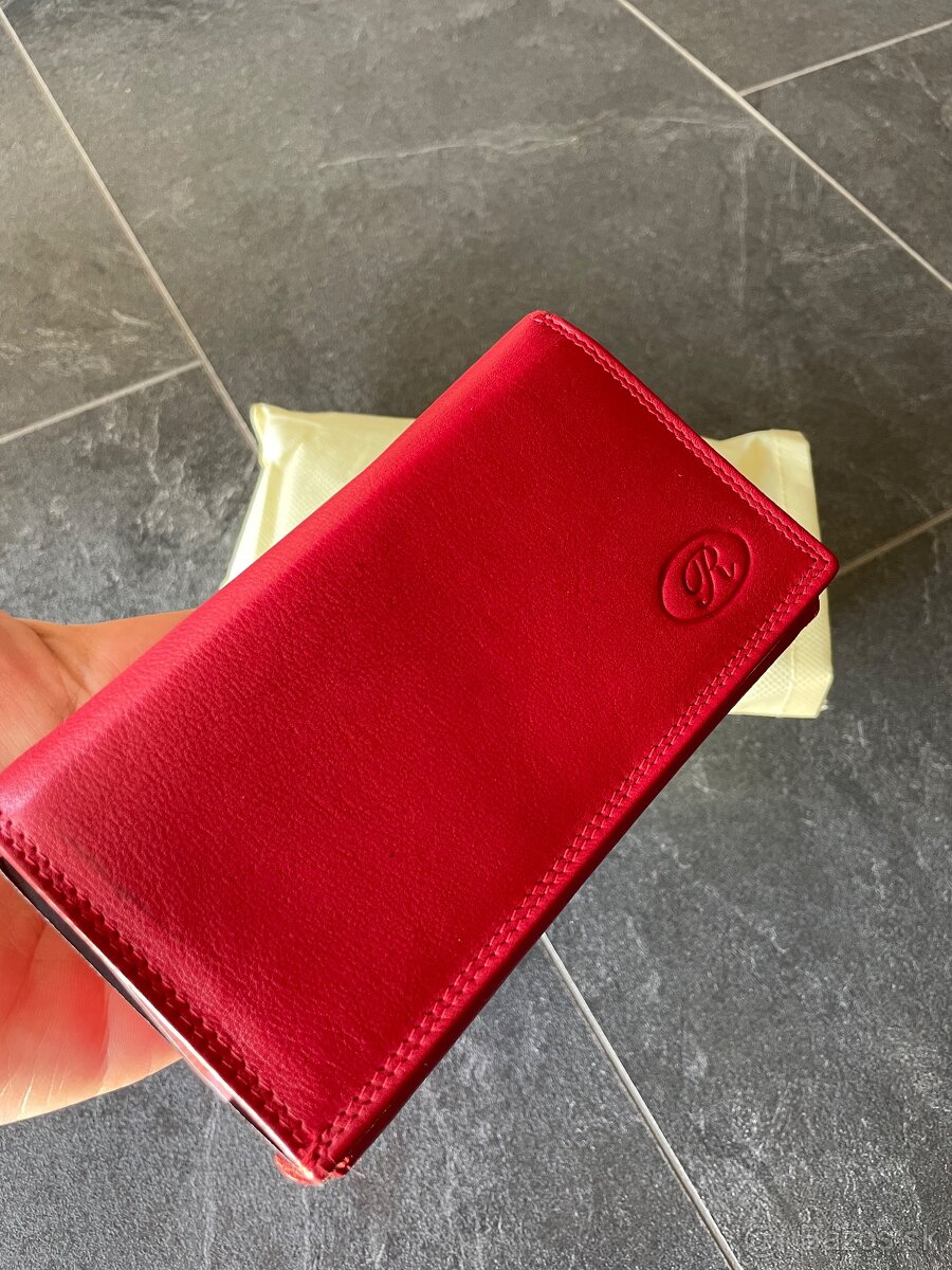 Dámska kožená peňaženka, červená šikovne spracovaná.