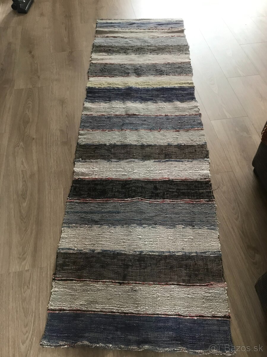 Domáci tkaný koberec