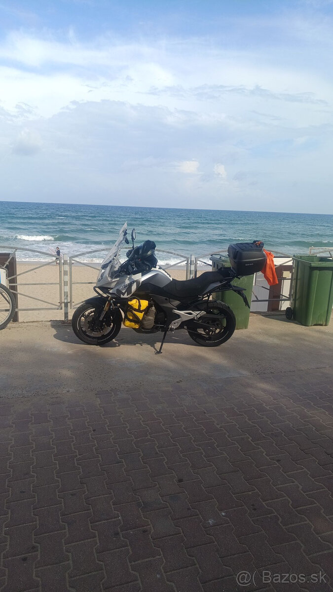 CF Moto 650 MT