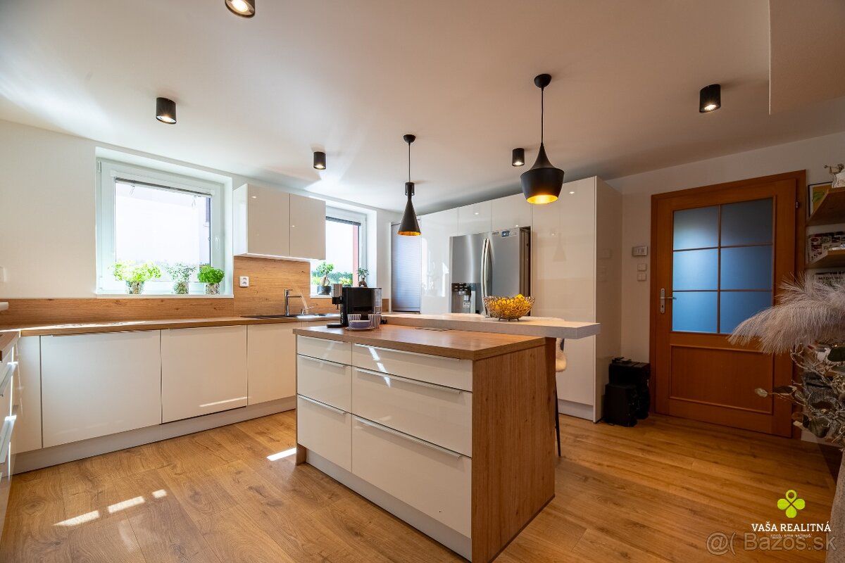 Štýlový a priestranný rodinný dom v slepej ulici s bazénom