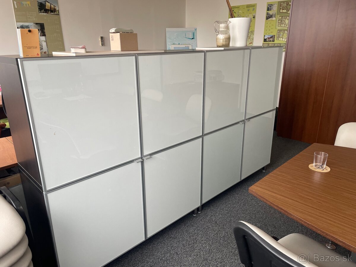 Kancelarske skrinky, stoly a stolicky