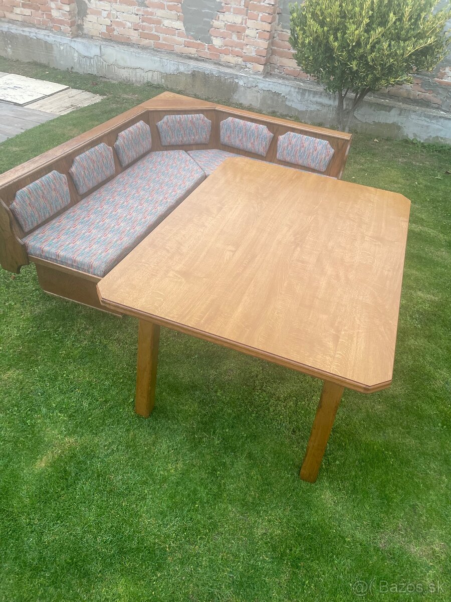 Rohová lavica zo stolom na terasu,chatu,chalupu