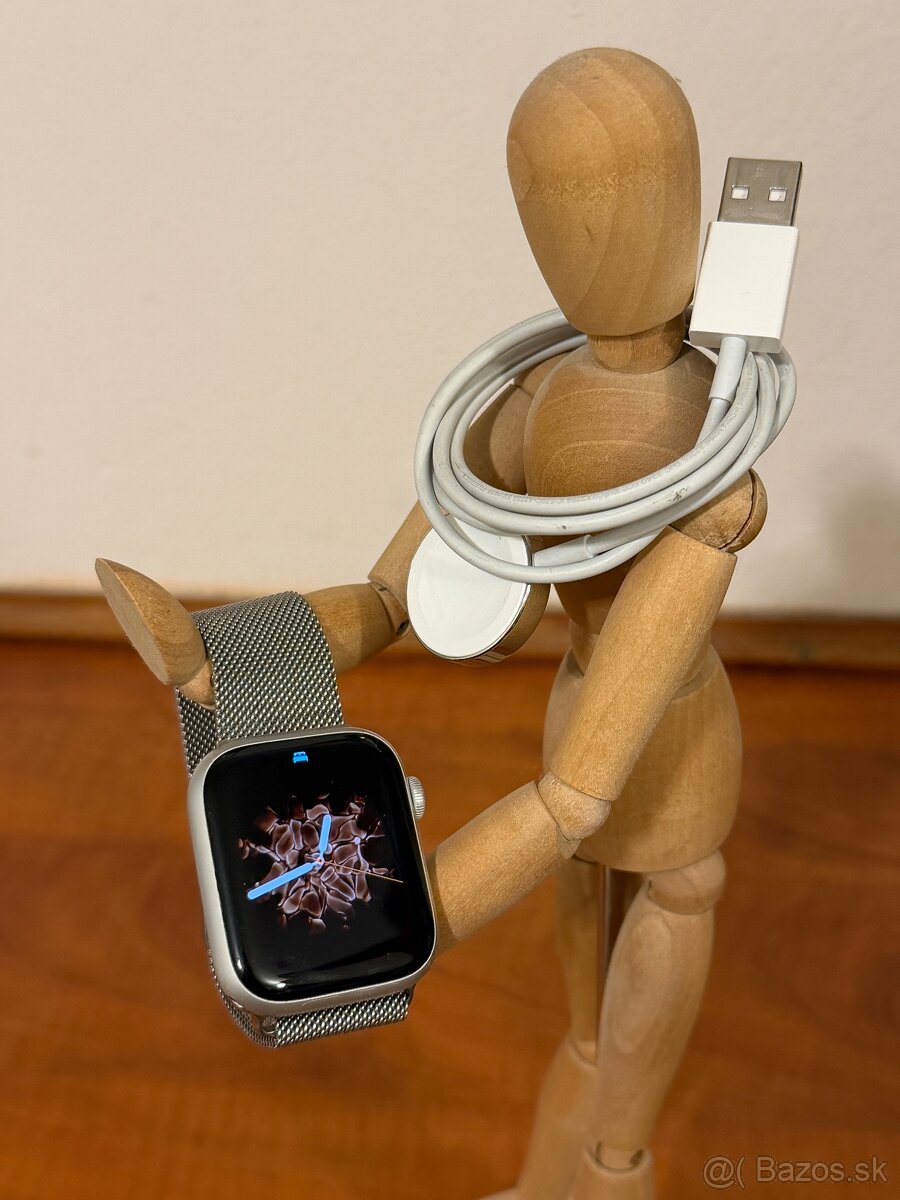 Apple watch 8 strieborné 45mm - pekný stav