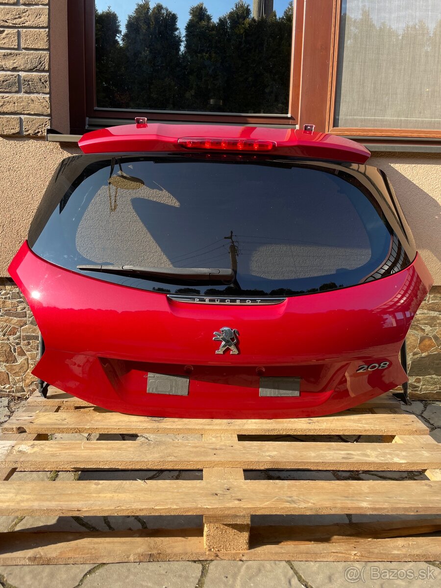 Piate dvere Peugeot 208.