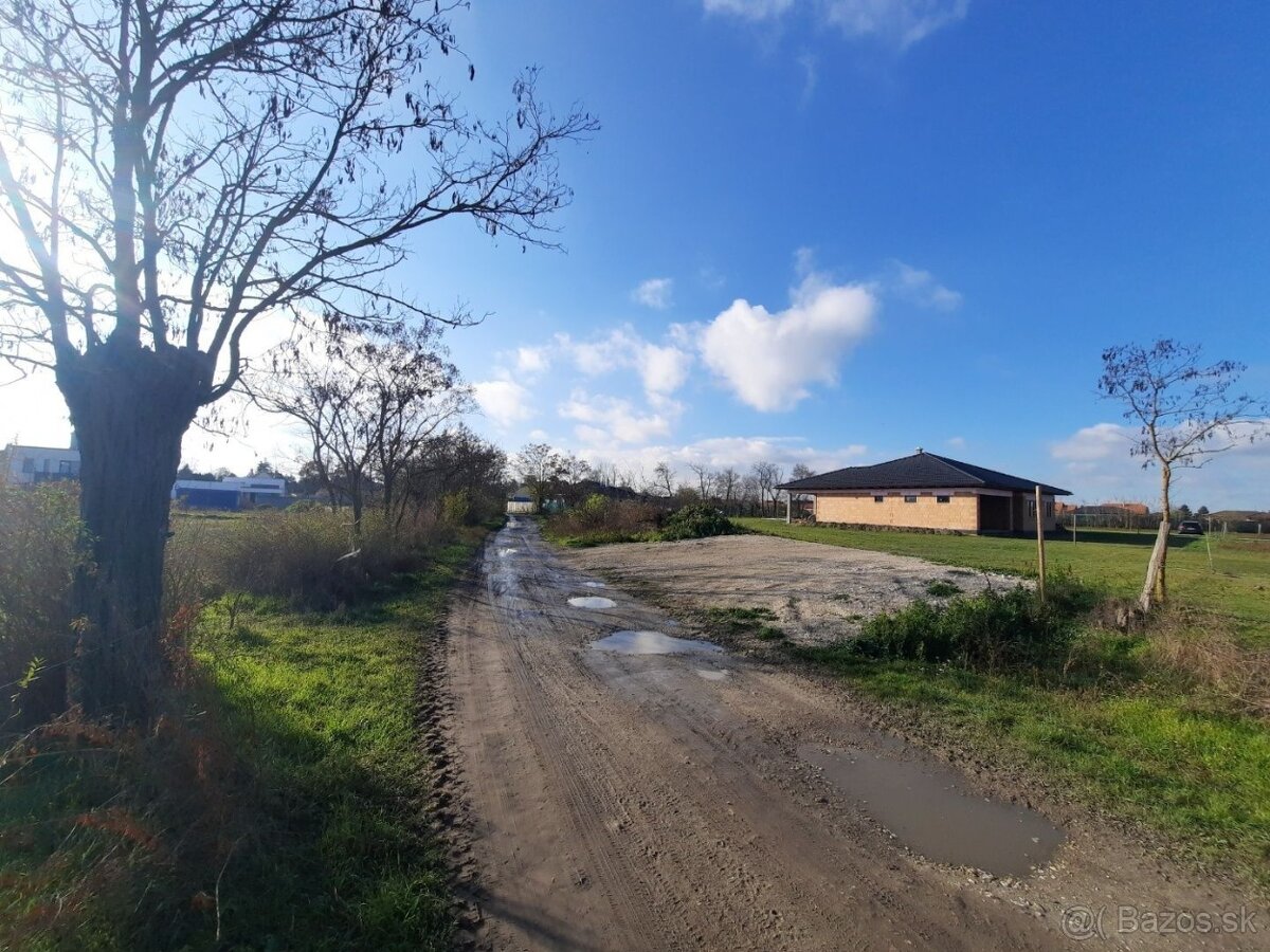 stavebný pozemok JANÍKY - 9 á - iba 20 km od Bratislavy.....
