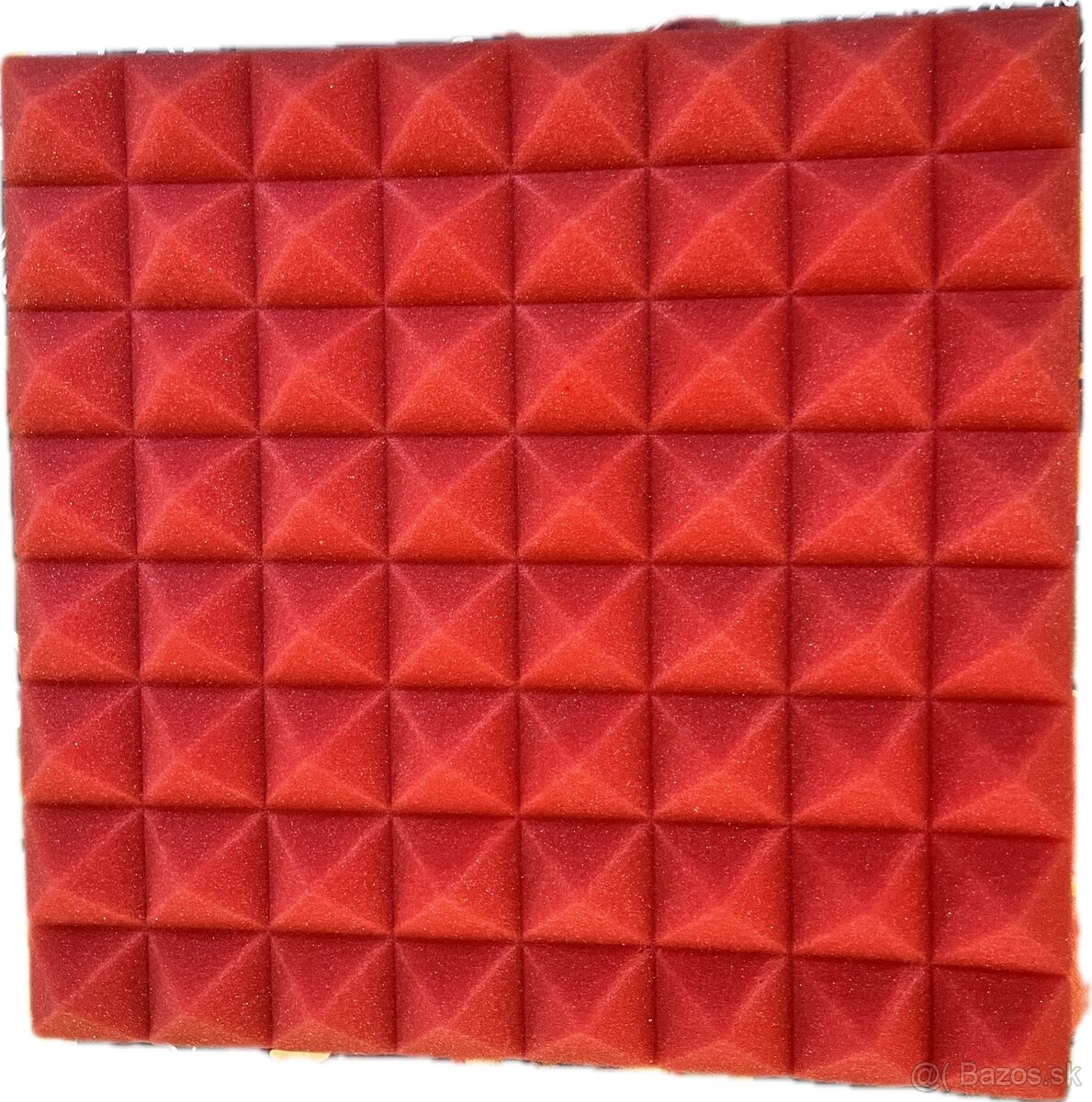 Červená akustická pena pyramída