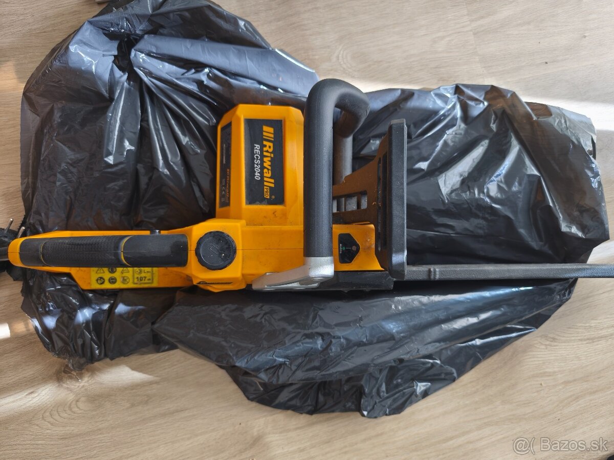 Riwall recs 2040- Elektrická píla 2000w 40 cm.