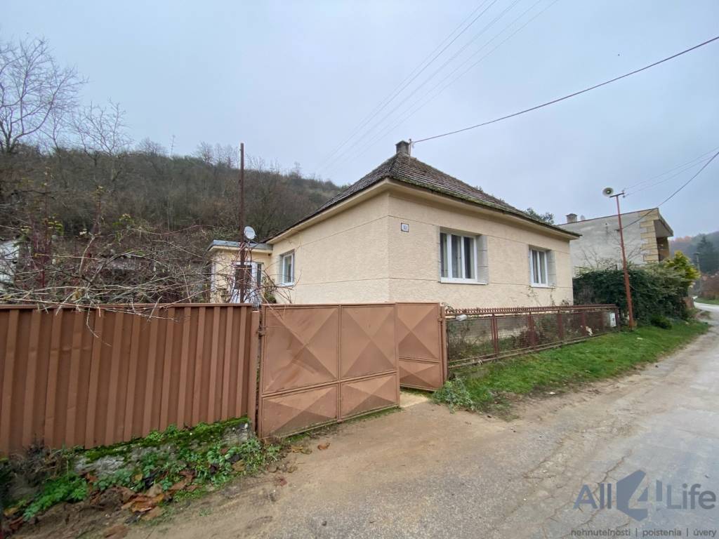 Rodinný dom v Ratnovciach na rekonštrukciu, 413 m² pozemok