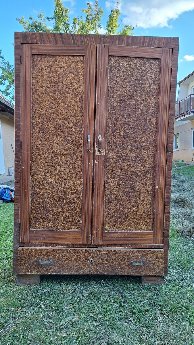 Dobová skriňa