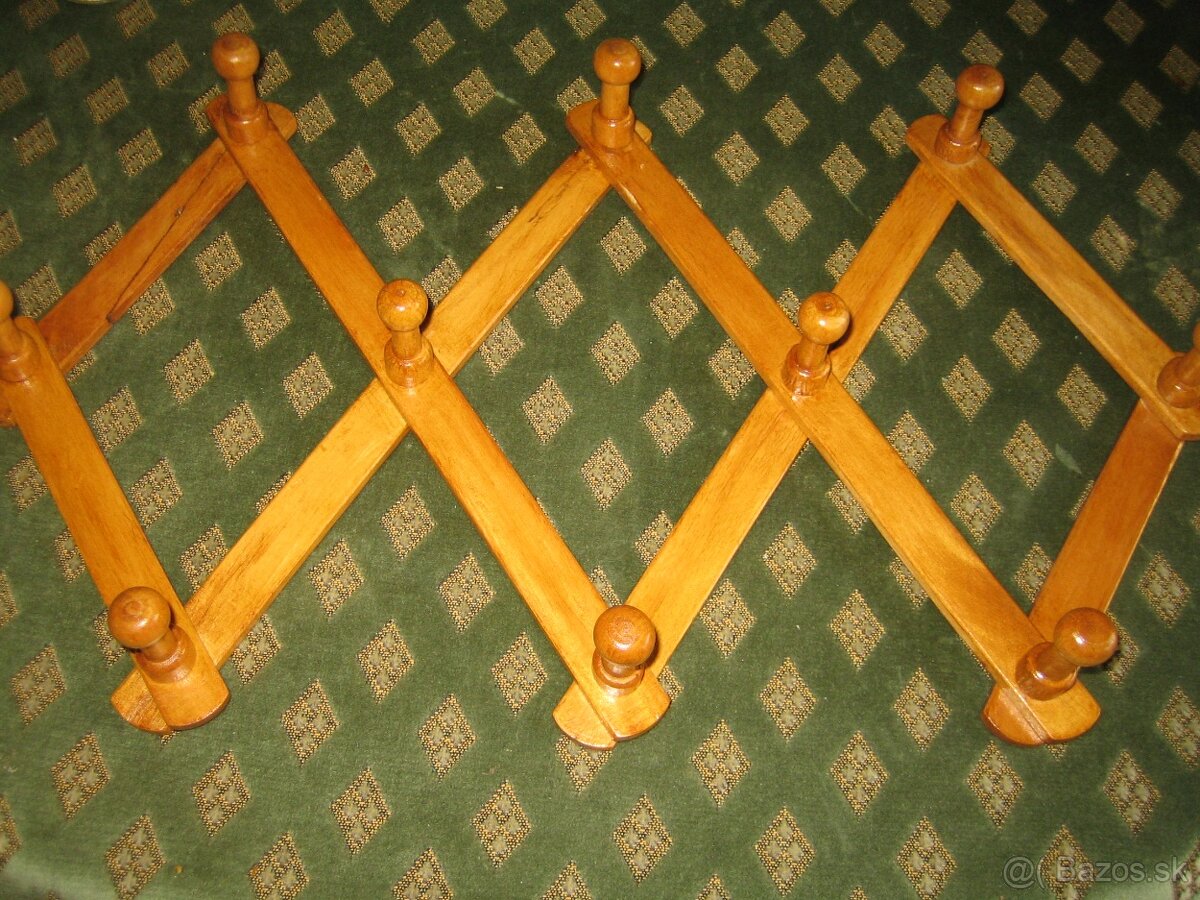 drevený retro vešiak