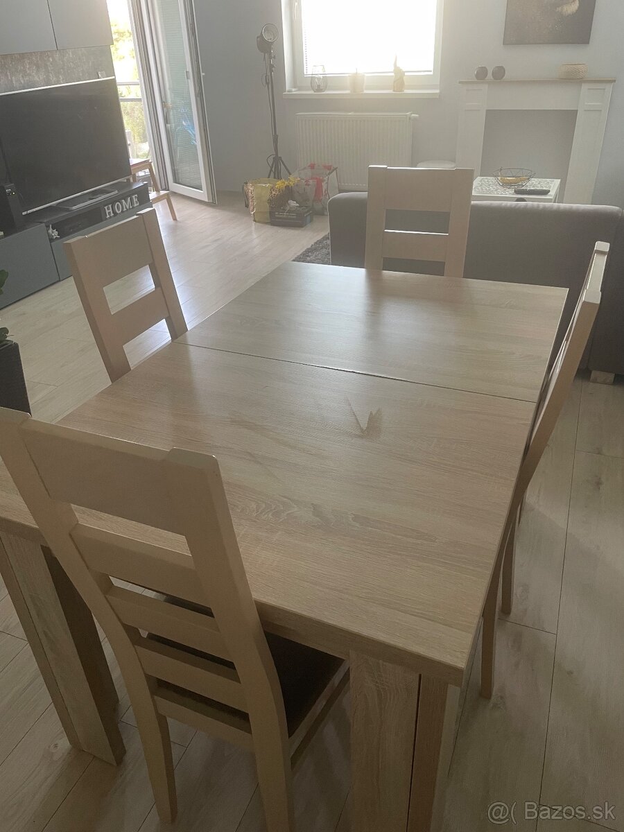 Jedálenský set (stol + 4 stoličky)