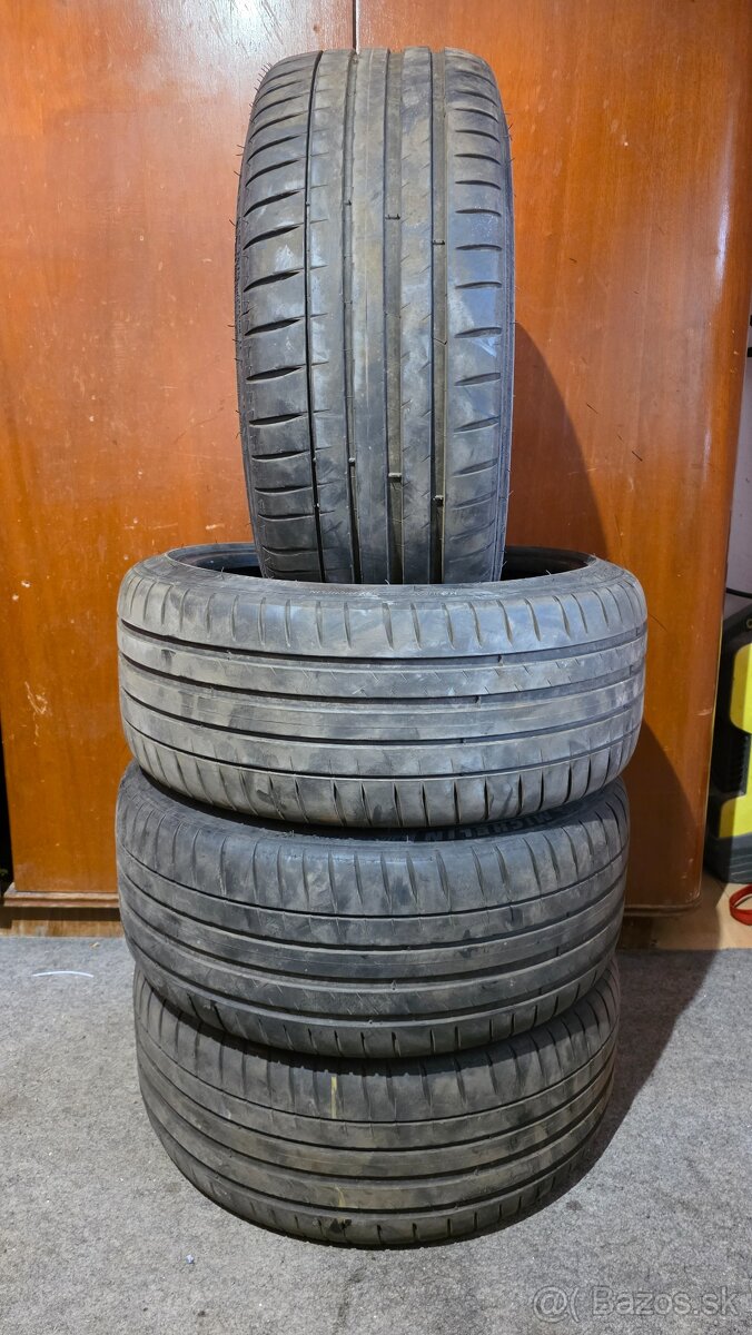 225/40 r18
