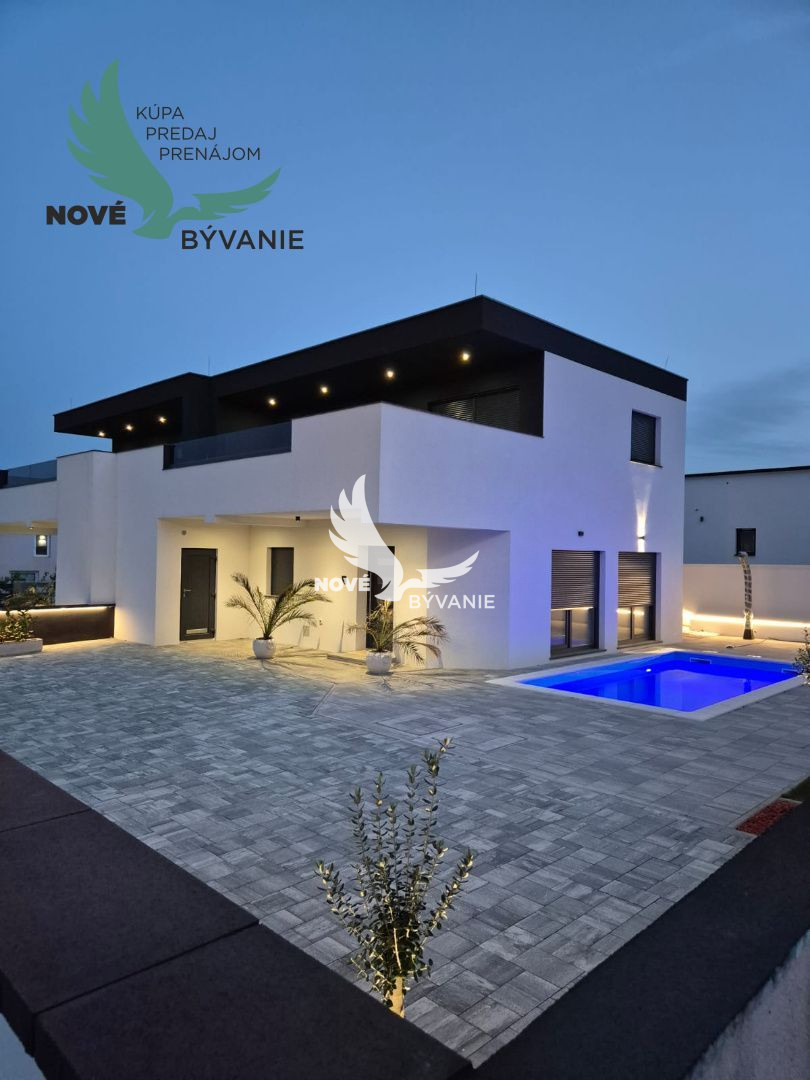 Novostavba domu s bazénom a výhľadom na more v Chorvátsku