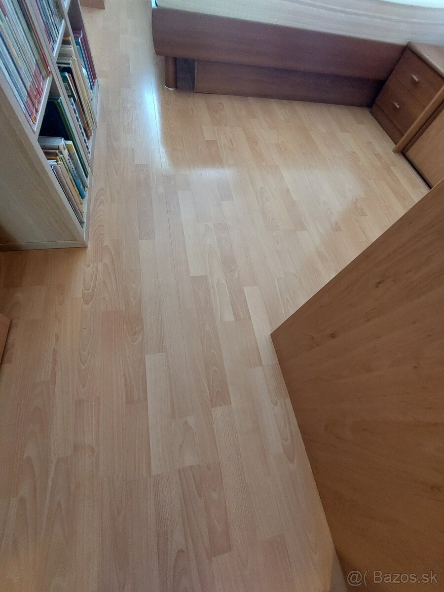 Laminátová podlaha vo farbe buk