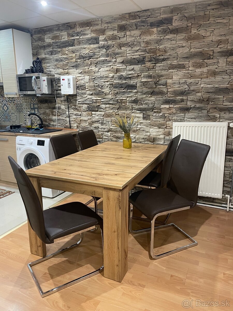 6 jedálenských stoličiek