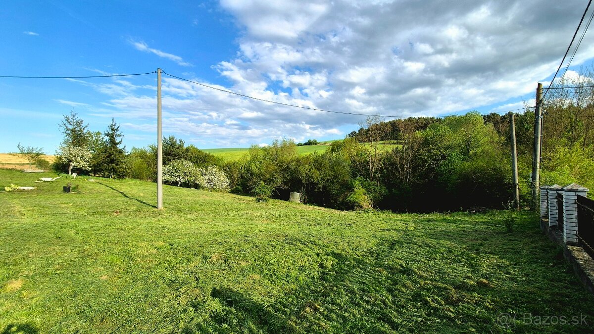 Ponúkame na predaj veľký pozemok na okraji obce.