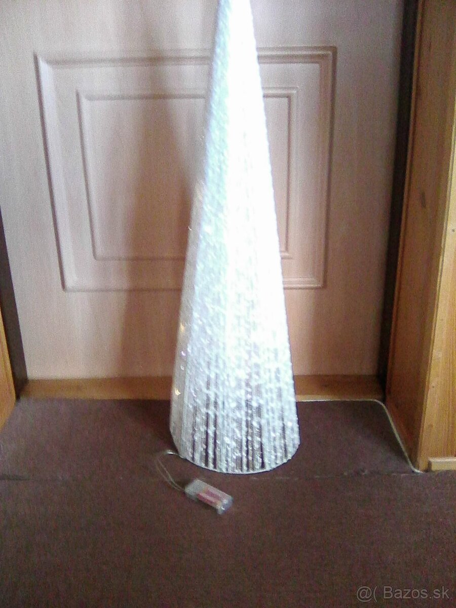 Predám biely vianočný ihlan 92 cm.