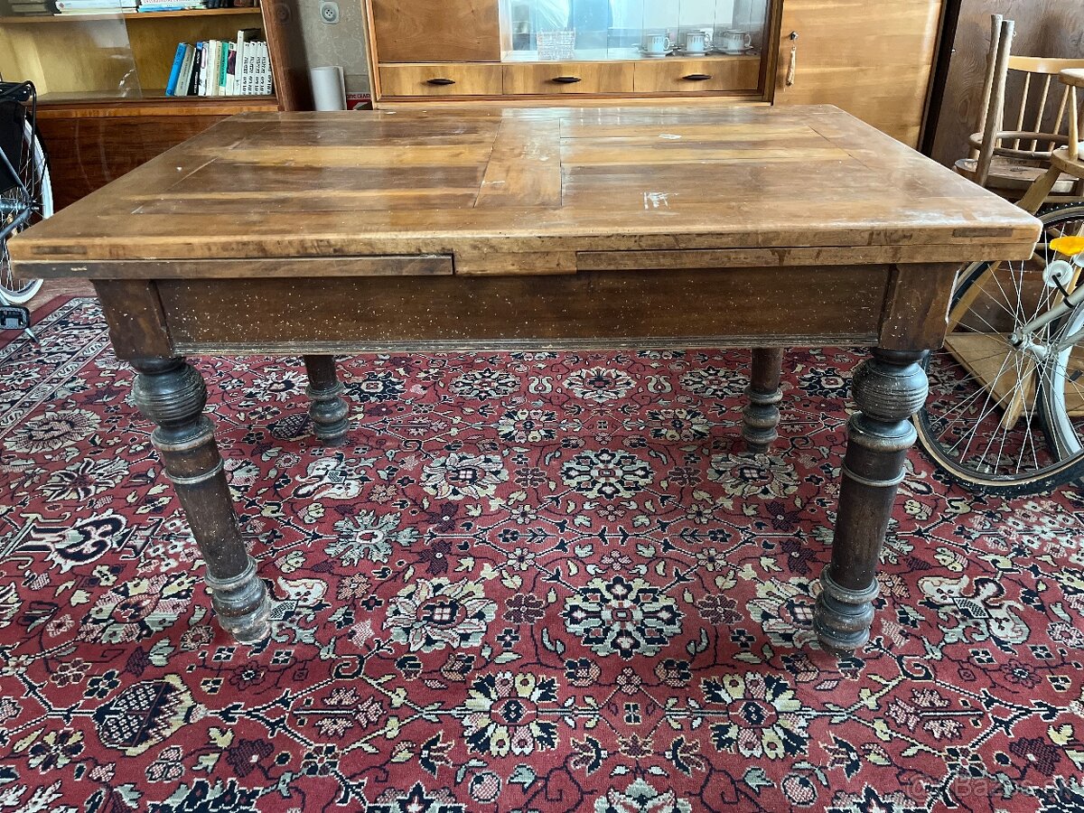 Starožitný jedálensky stôl