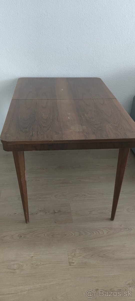Drevený rozkladací stôl