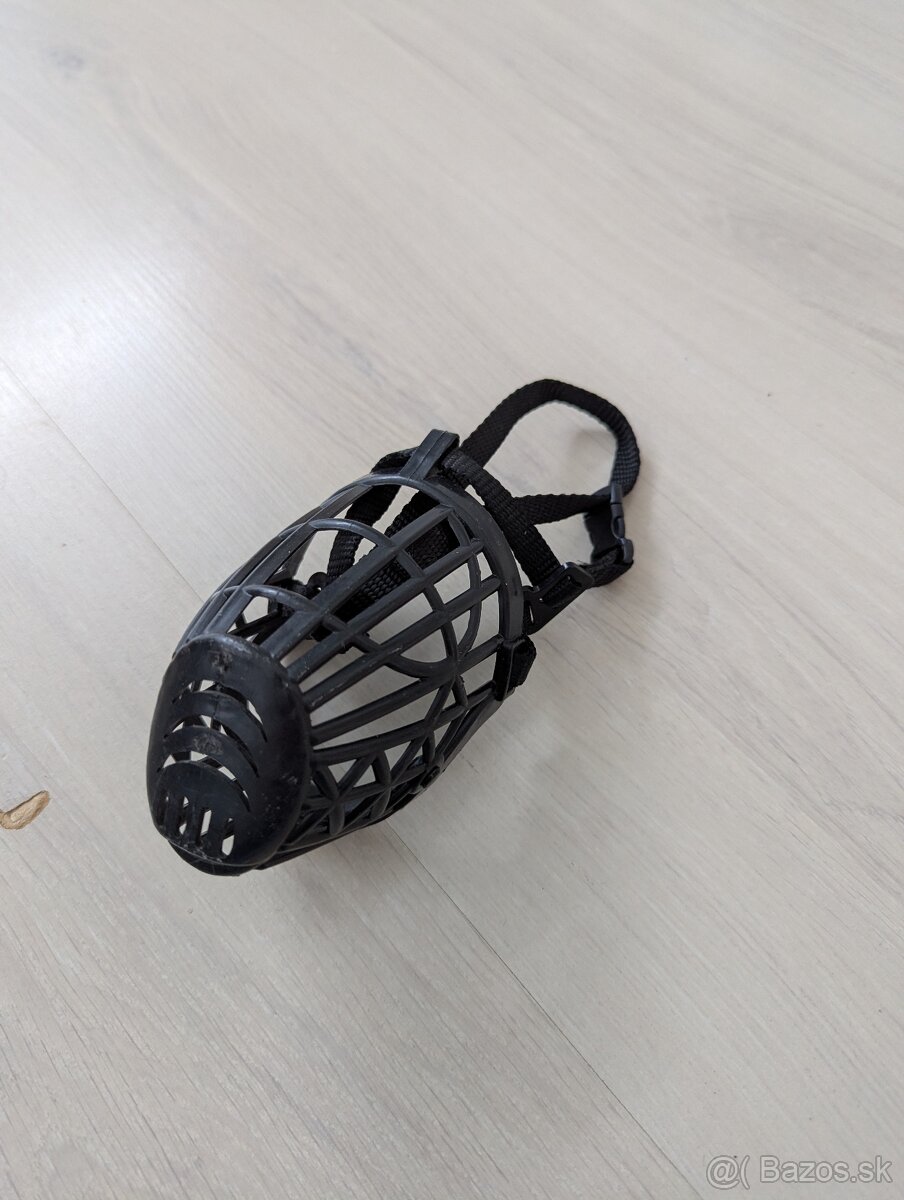 Nahubok plastovy cierny