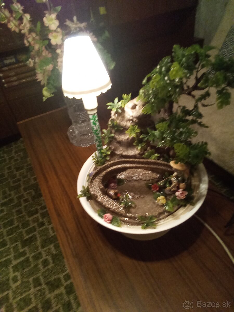 Izbová fontána s lampou
