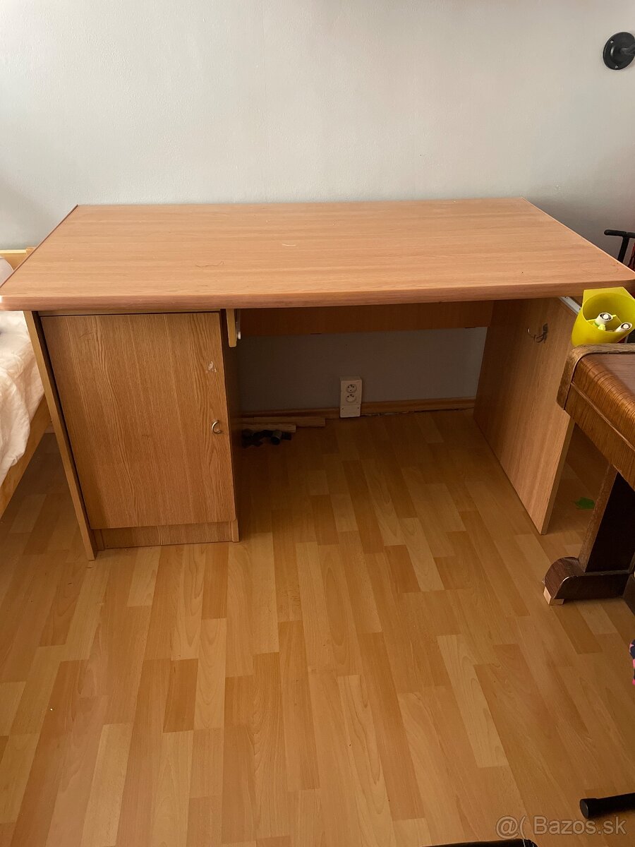 Kancelársky, veľký písací stôl