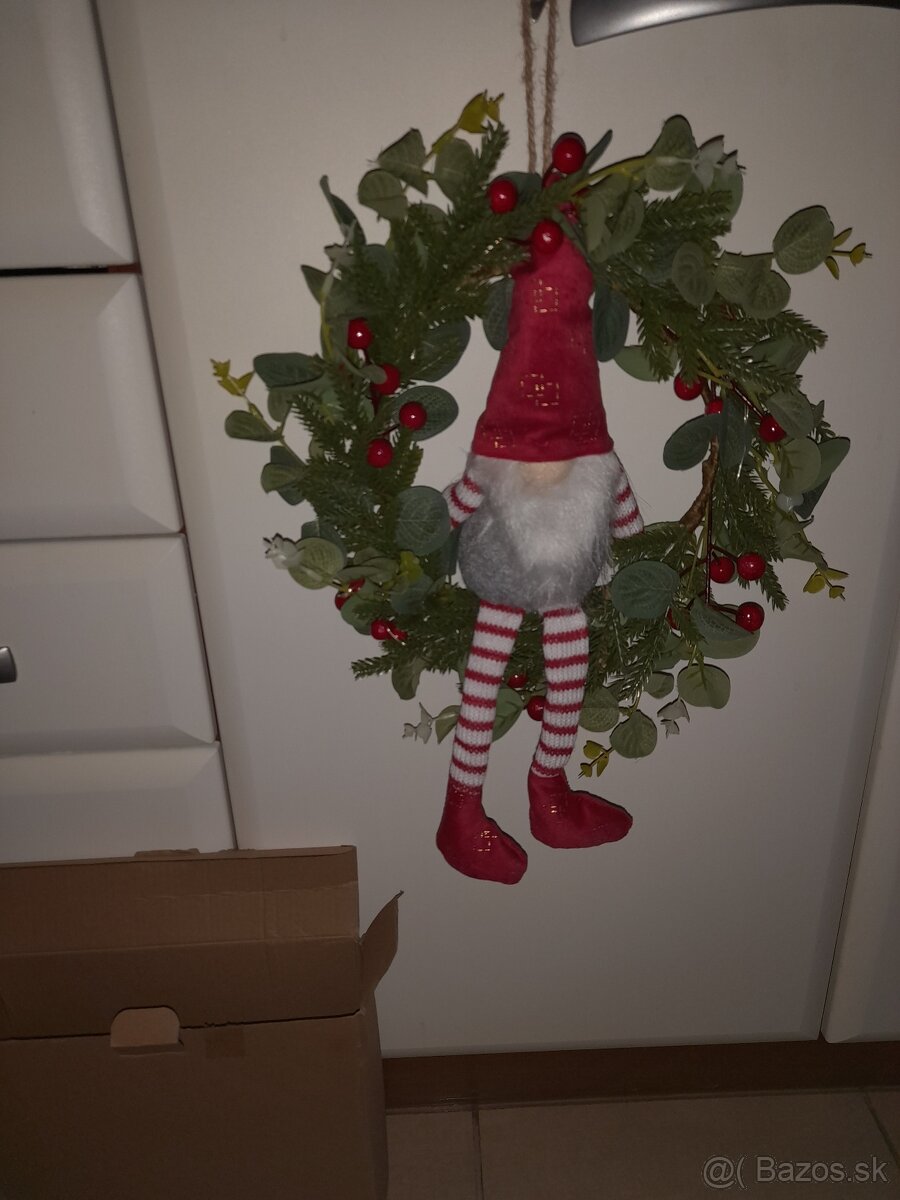 Veniec vianočny novy so svietiacim nosom a ibe