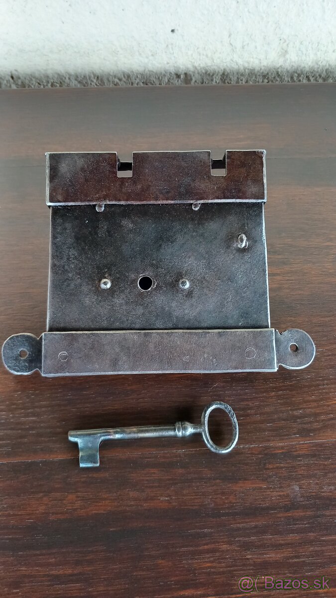 Starožitný kuvaný zámok na truhlicu
