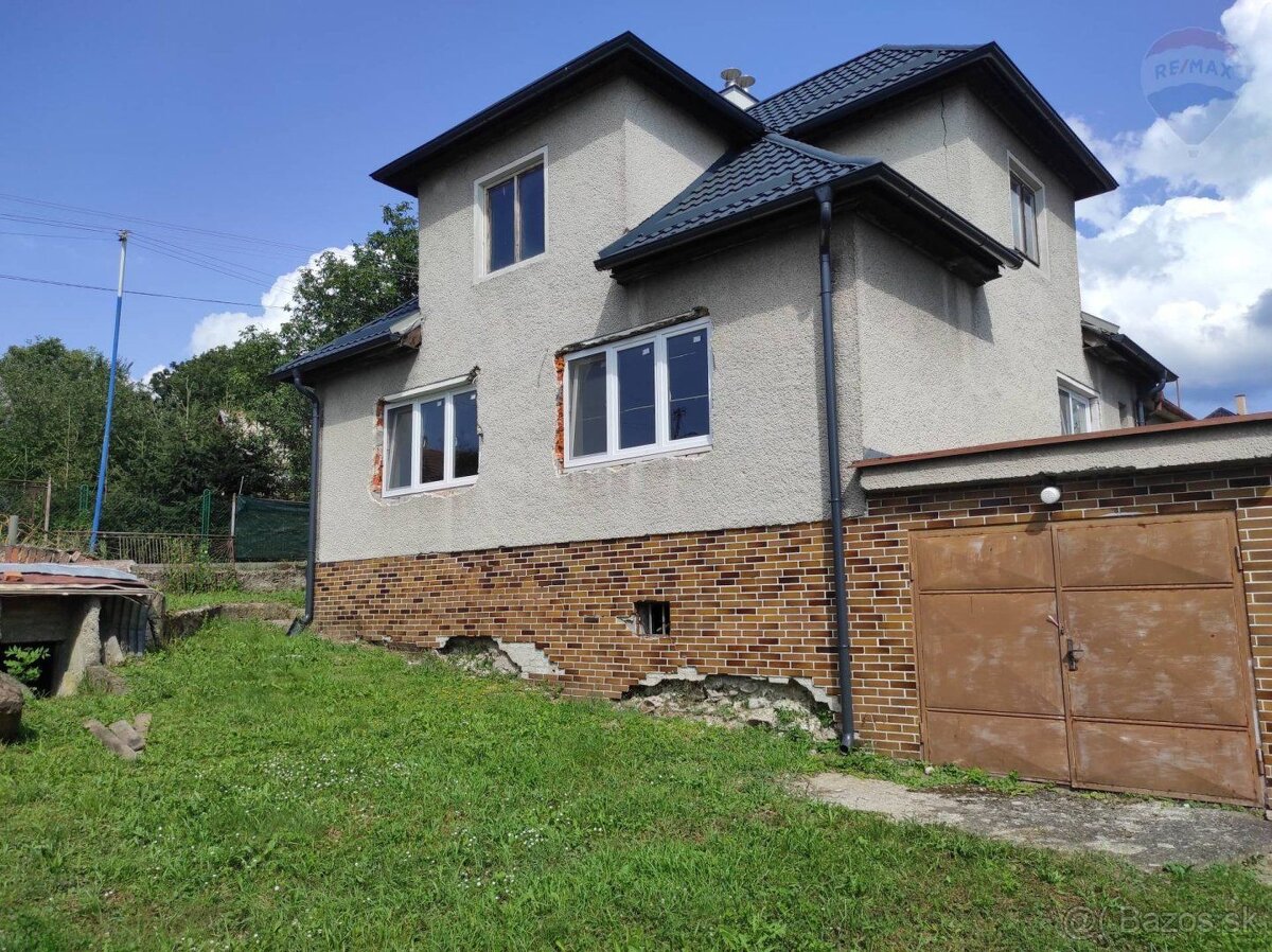 REZERVOVANÉ Dvojpodlažný dom so záhradou, Kamenec pod Vtáčn
