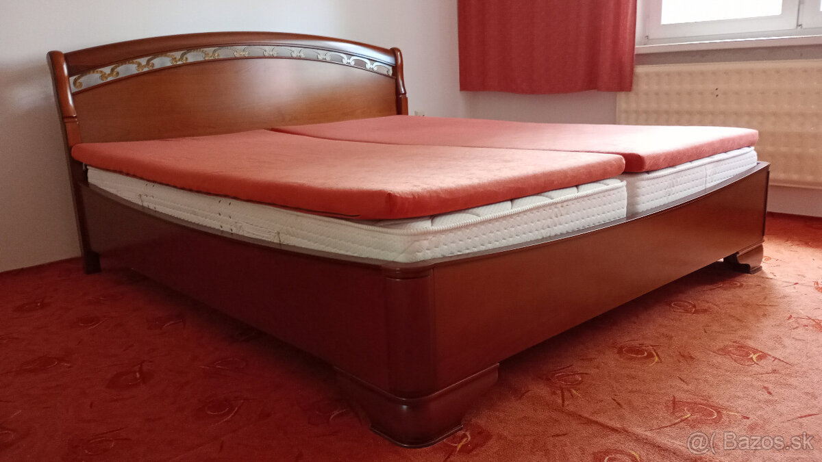 Manželská posteľ a komoda z masívu