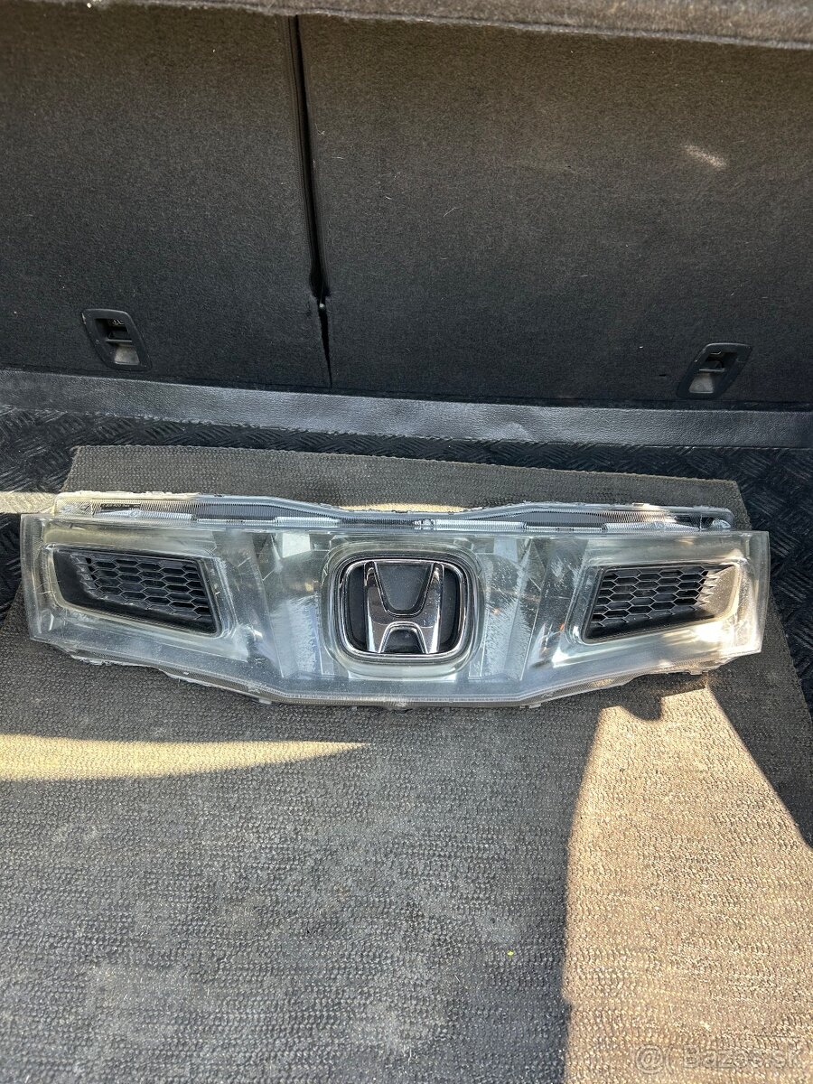 Honda Civic 8g - predna maska